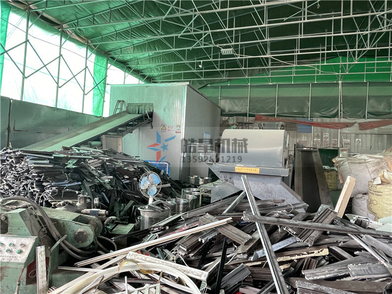 金屬粉碎機(jī)作業(yè)現(xiàn)場 <a href='http://www.sand-stone.cn/' target='_blank'><span>金屬粉碎機(jī)</span></a>作業(yè)現(xiàn)場