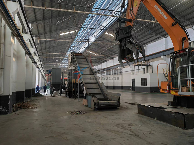 易拉罐破碎機<a href='http://www.sand-stone.cn/' target='_blank'><span>金屬粉碎機</span></a>設備客戶現(xiàn)場實拍圖片