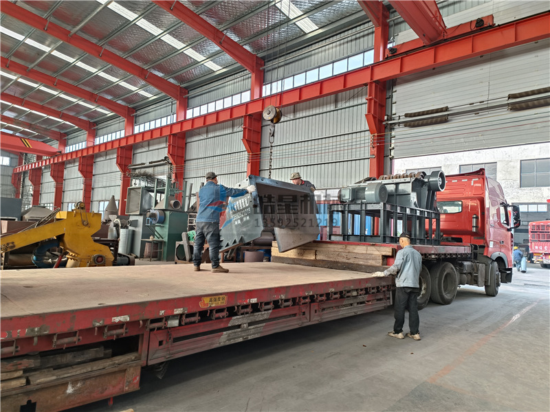 1600型<a href='http://www.sand-stone.cn/1/54.html' target='_blank'><span>廢鋁粉碎機</span></a>設(shè)備發(fā)往貴州